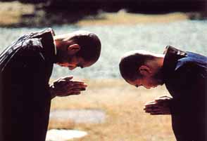 Японцы - и не только монахи - приветствуют друг друга глубоким поклоном. Эта вежливость проявляется даже в их речи. В японском лексиконе имеются тысячи слов и оборотов, позволяющих выказать вежливость к собеседнику